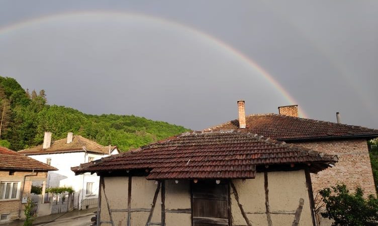 дъга над къщи