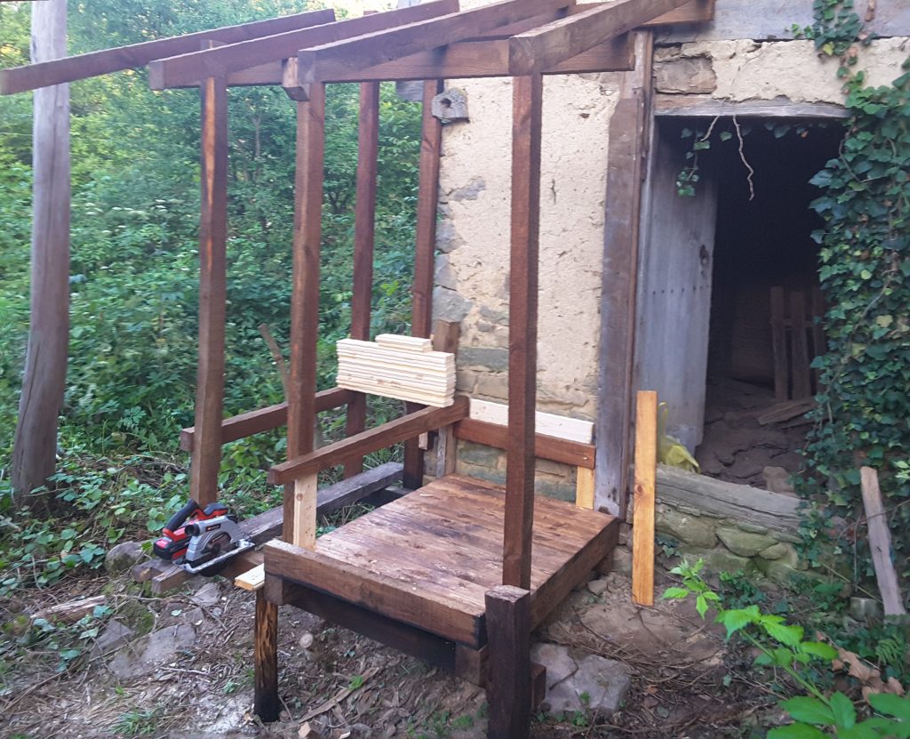 Панорамен изглед на конструкцията на компостната тоалетна