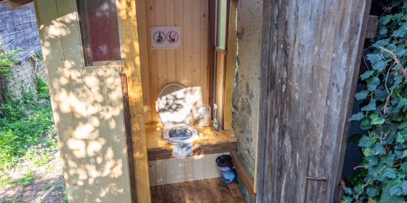 Изглед към вътрешността на тоалетната